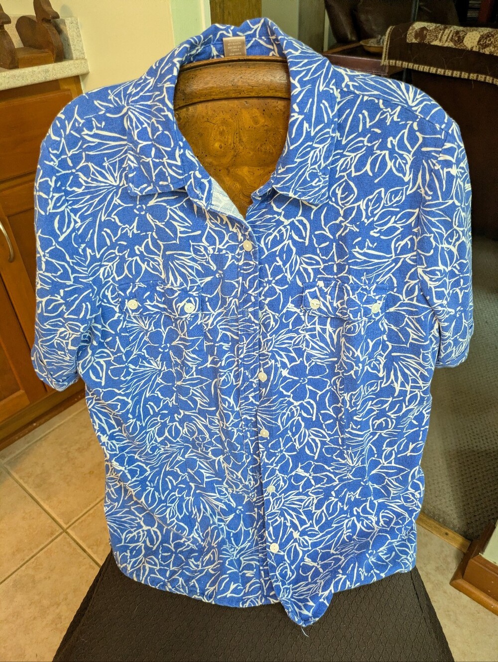Women's M Blue And White Flower Print Short Sleeve Shirt, White Stag, Easy Care